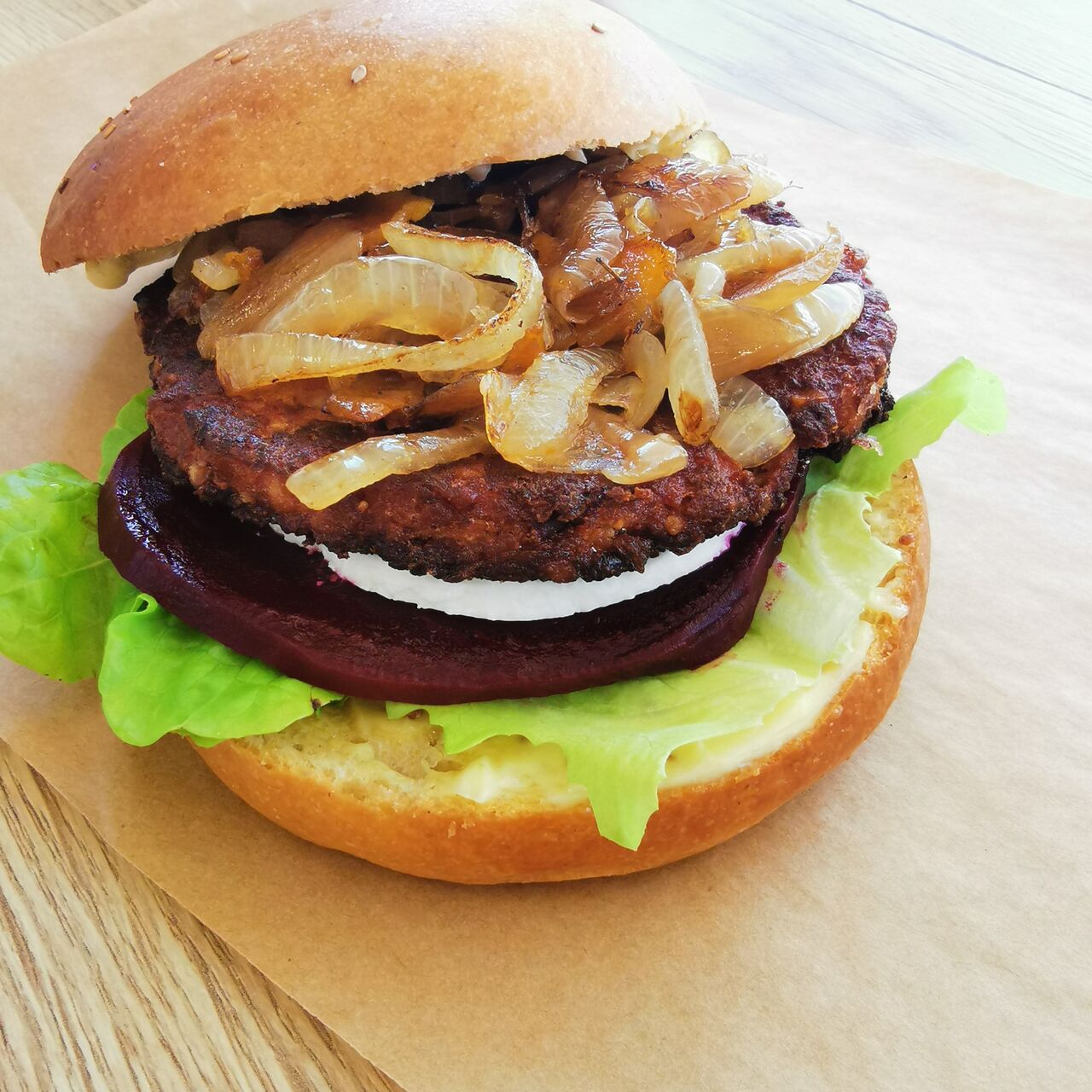 Burger à la betterave cuite & au fromage frais de chèvre... 