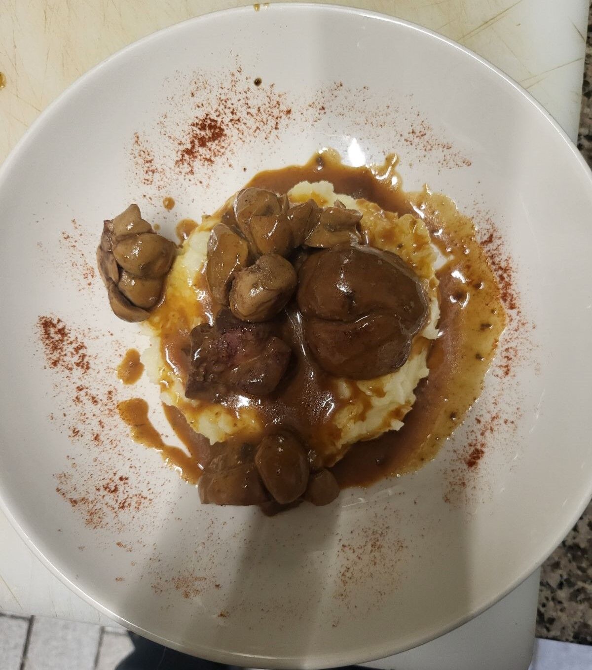 Rognons de veau sauce moutarde et purée maison