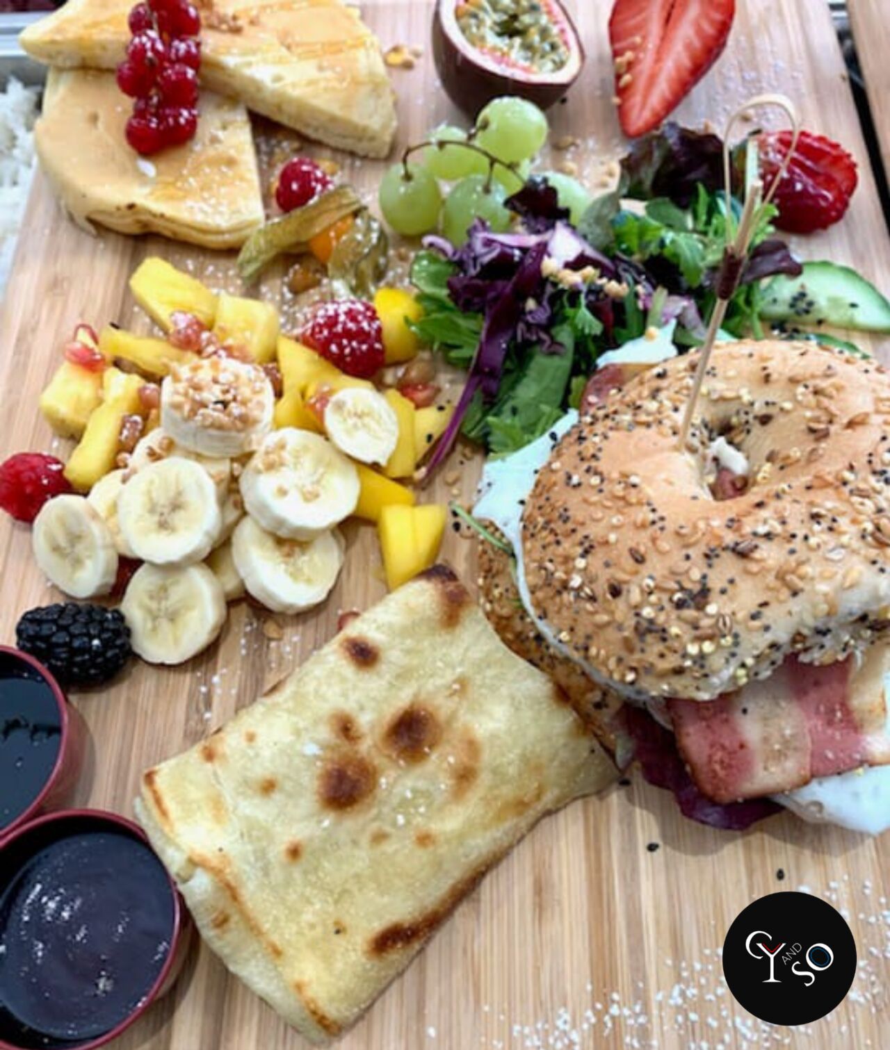 Petit déjeuner sucré •
Expresso, orange ou pamplemousse pressé, pain viennois, pancakes, poke fruits 