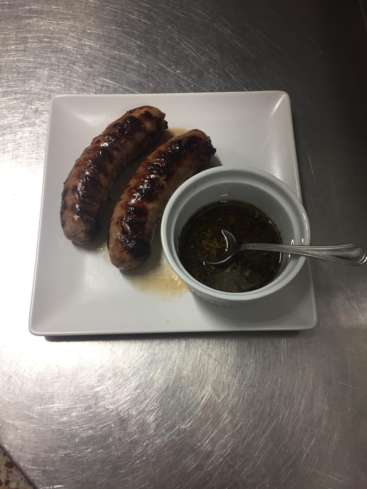 Chorizo criollo con salsa chimichurri