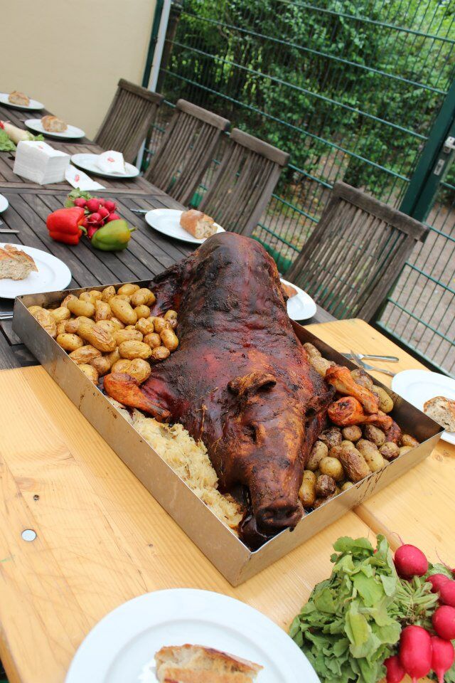 Unsere Spanferkel aus der Spanferkelbraterei :hanten