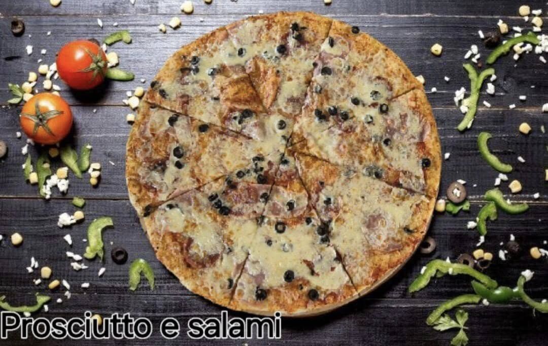 Sos rosii, mozzarella, salam, șuncă, masline