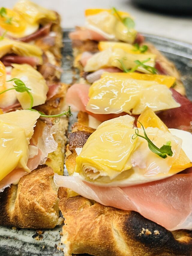 Pinsa carciofi e mocetta 