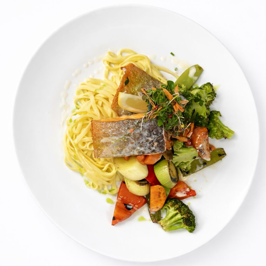 Gebratenes Saiblingsfilet an Weißweinsauce, Marktgemüse und Buttertagliarini