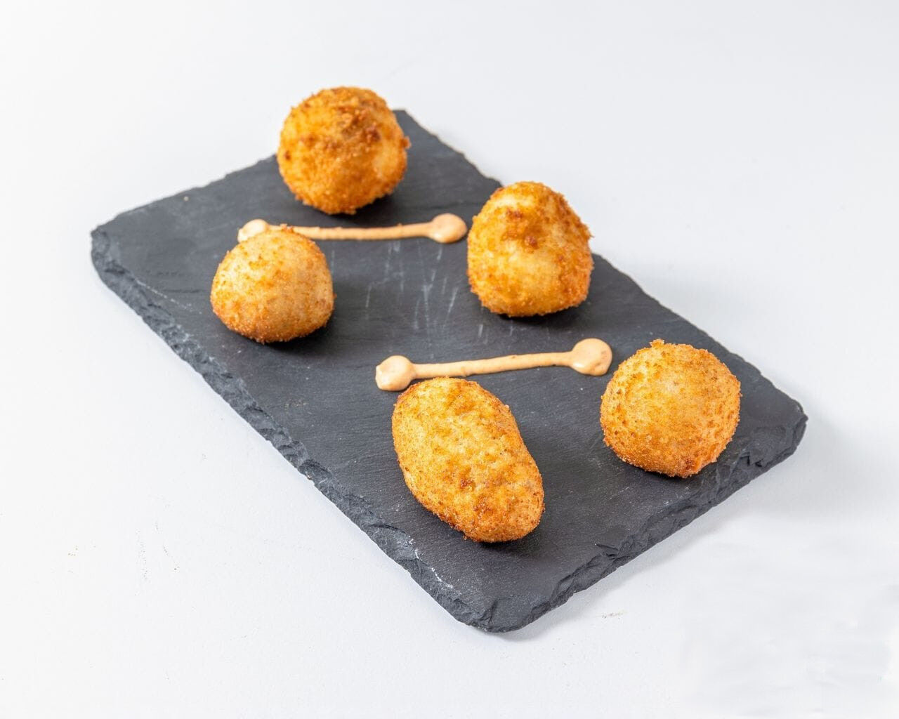 Croquetas caseras de pollo, cocido, jamón y morcilla con manzana