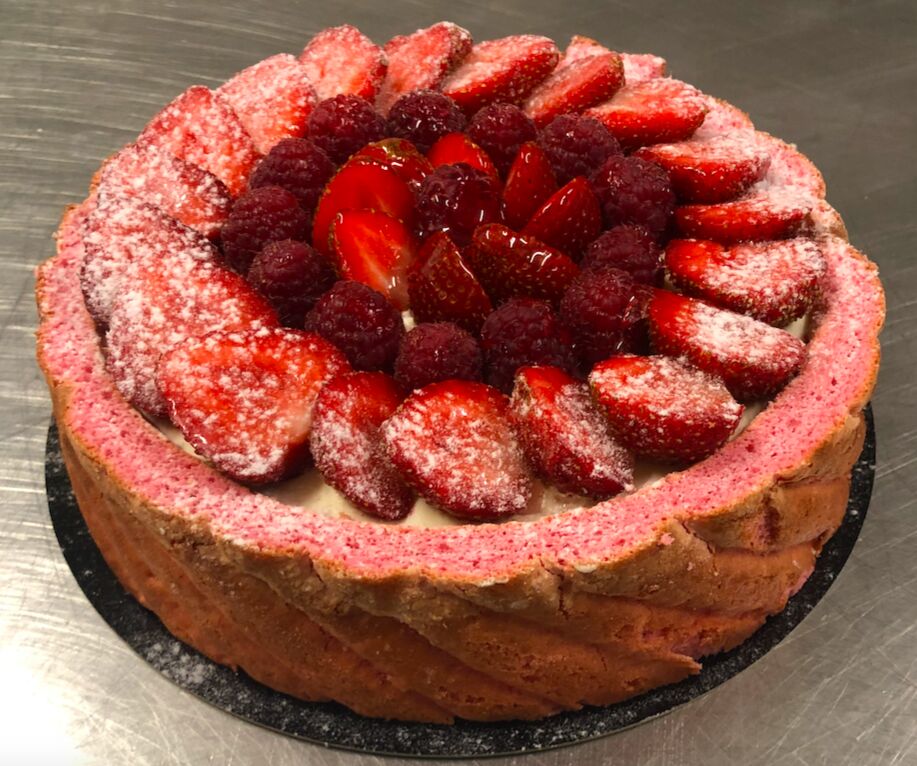 La Charlotte Fruits Rouge
- Biscuit cuillère
- Bavaroise vanille
- Confit fruits rouge
- Fruits frais