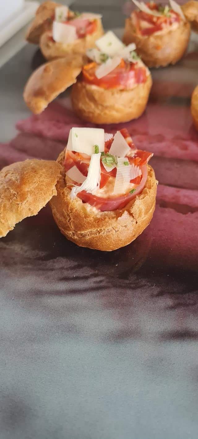 Choux farcis à la crème de poivron rouge avec copeaux de chorizo et fromage conté 