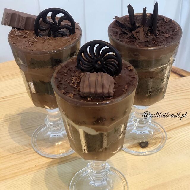 Nossas maravilhosas taças de chocolate e bolo de diversos sabores 