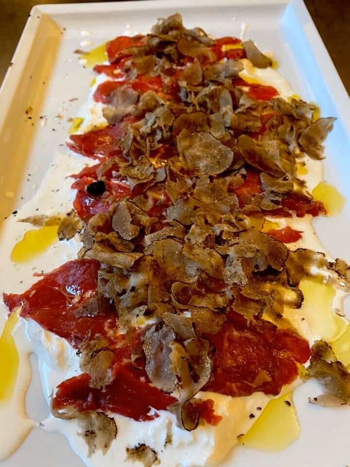 Carpaccio di black angus su letto di stracciatella di bufala con tartufo nero pregiato