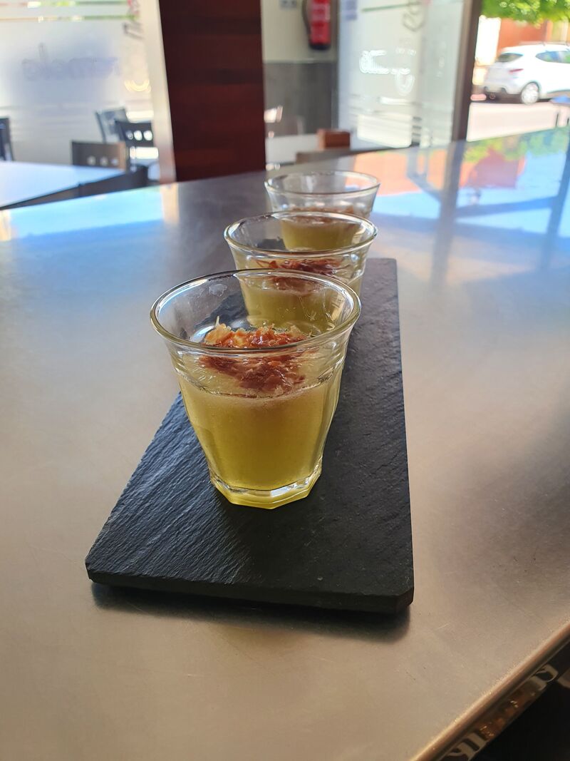 Vasito de salsa de melón con jamón