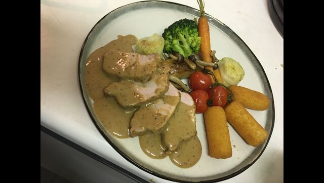 Warme gerechten/Filet van speenvarken met graanmosterdsaus,warme groenten en kroketten