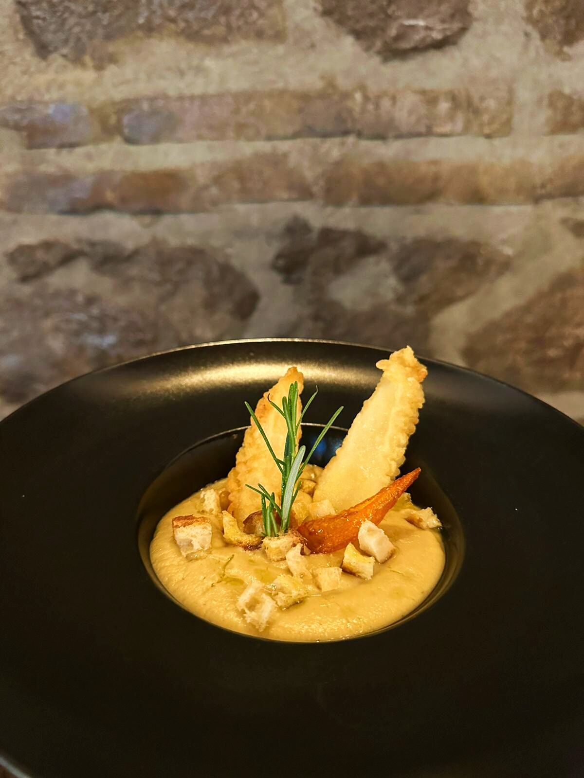 Bocconcini di baccalà su vellutata di ceci