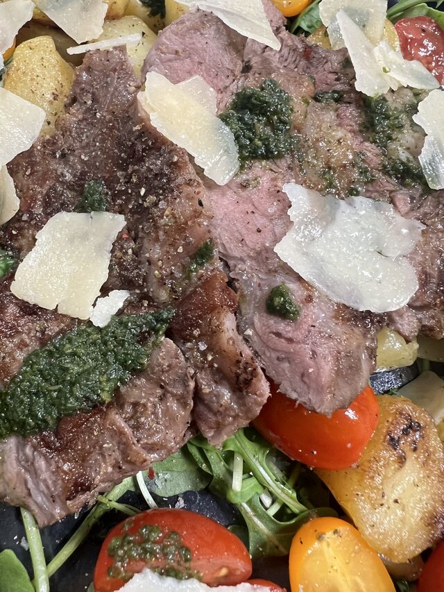 La Tagliata de Pluma Ibérique, Basilicade, Pommes de Terre Grenaille, Parmesan, Roquette et Tomates Cerises