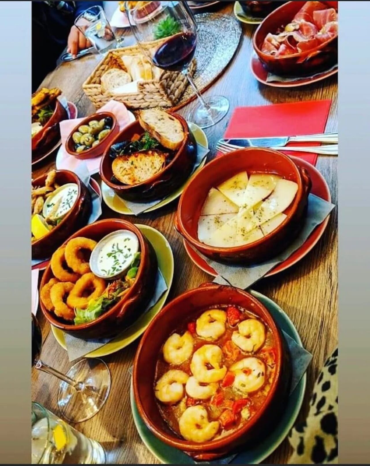 TAPAS HAPPY HOUR