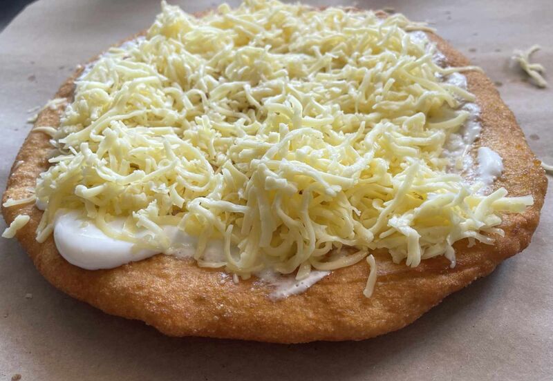 Sajtos-tejfölös lángos