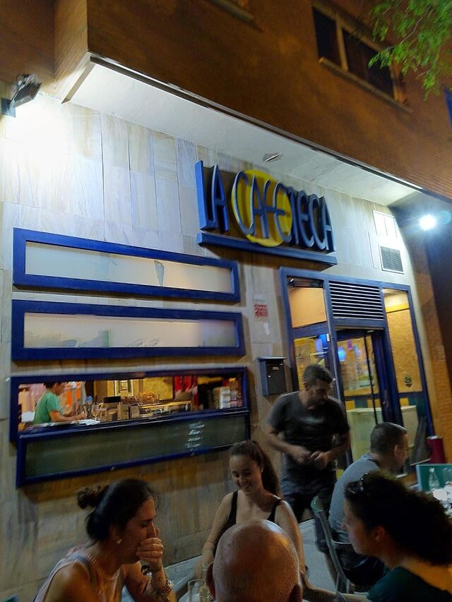 Nuestra Terraza( No es grande de tamaño y si de Buen ambiente),disfrutando de la compañía, tapas y raciones.