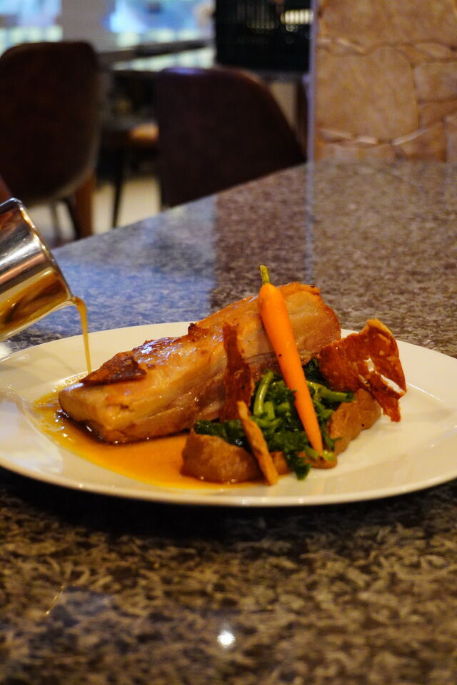 Barriga de Porco, Puré de Couve-flor Assada, Grelos, Molho de Sidra