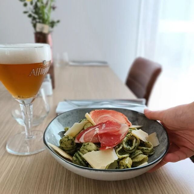 Exemple de plat du jour : Orecchiette à l'ail des ours , coppa et parmesan.