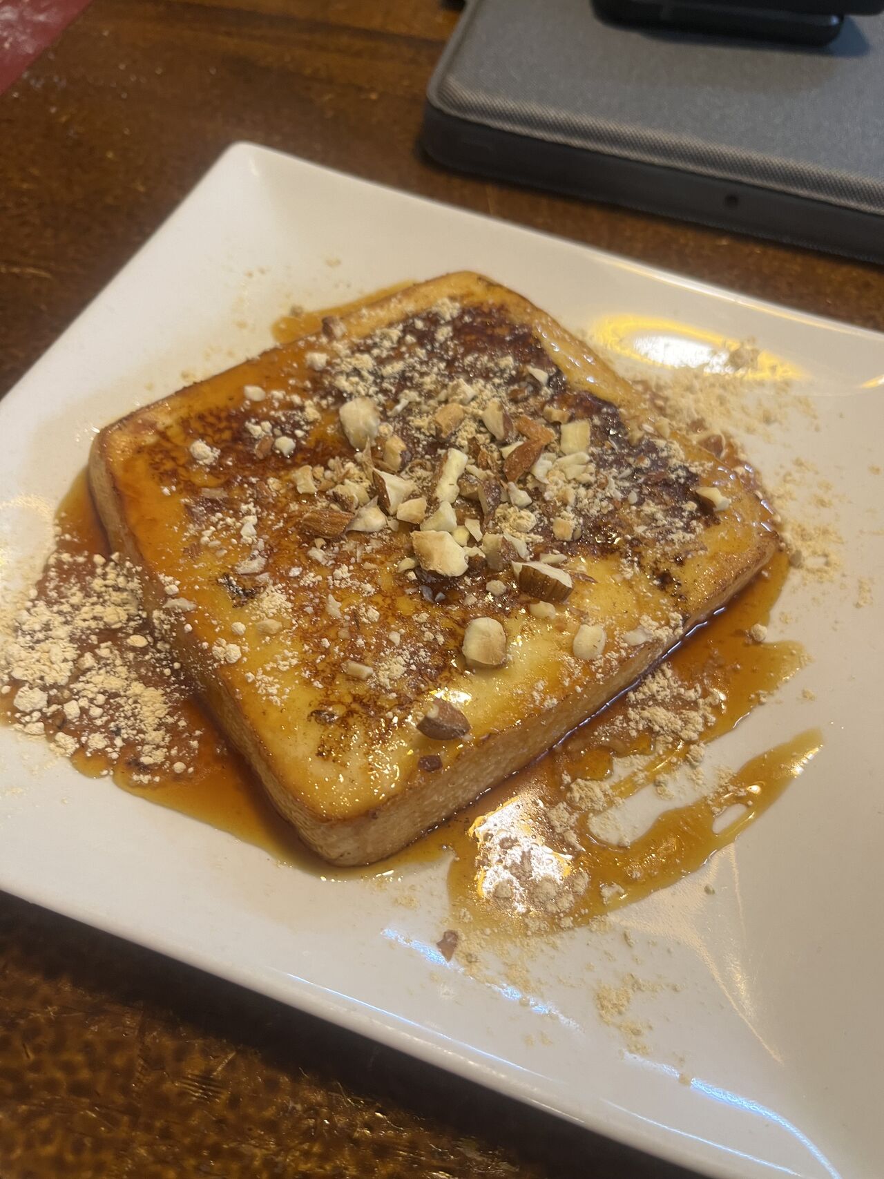 Representación de la frase “La miel en los labios”