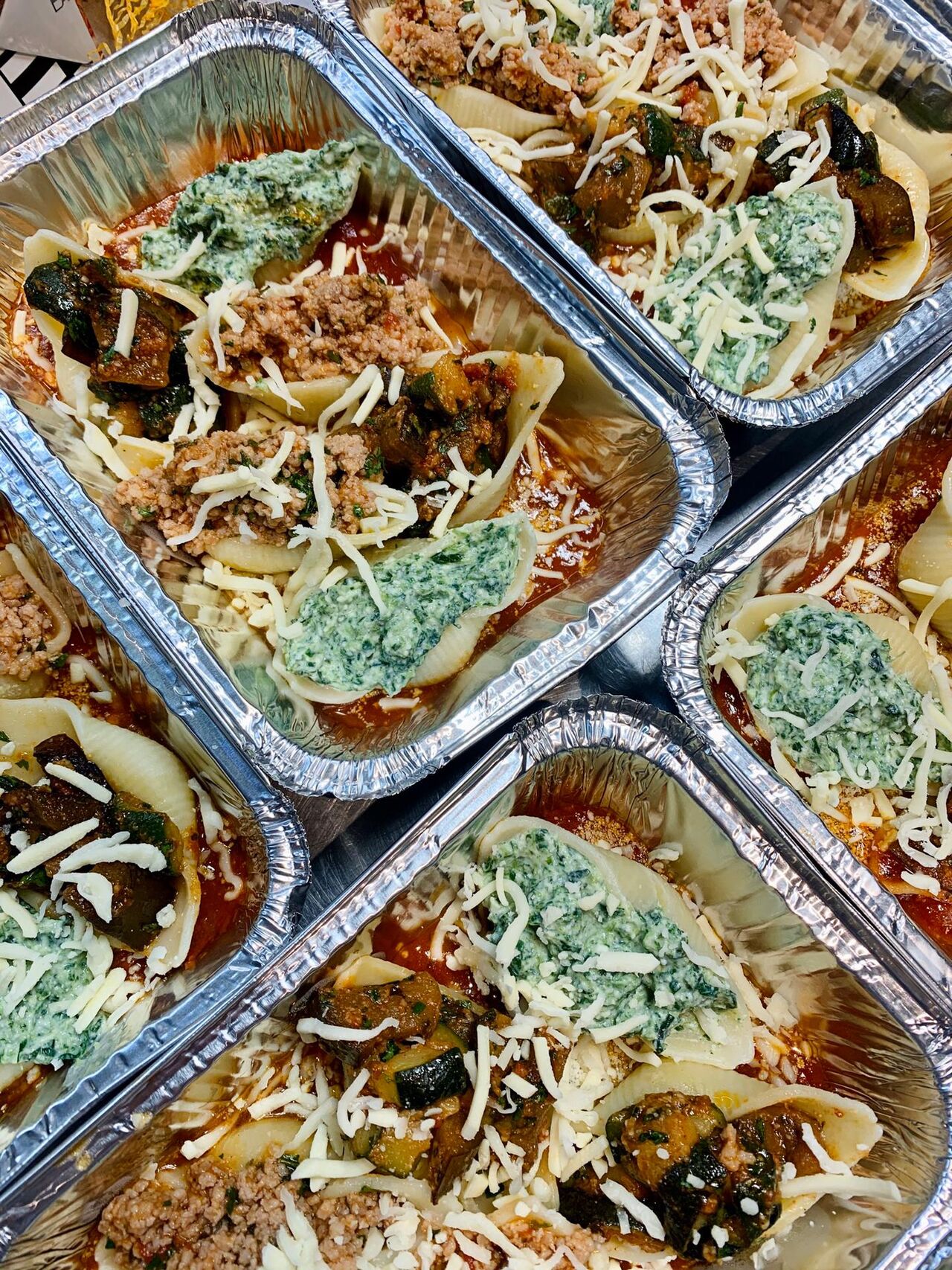 Gevulde pastaschelpen met gehakt, aubergines en courgettes en ricotta en spinazie