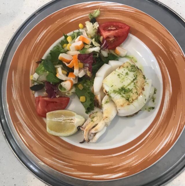 SEPIA A LA PLANCHA CON ENSALADA 