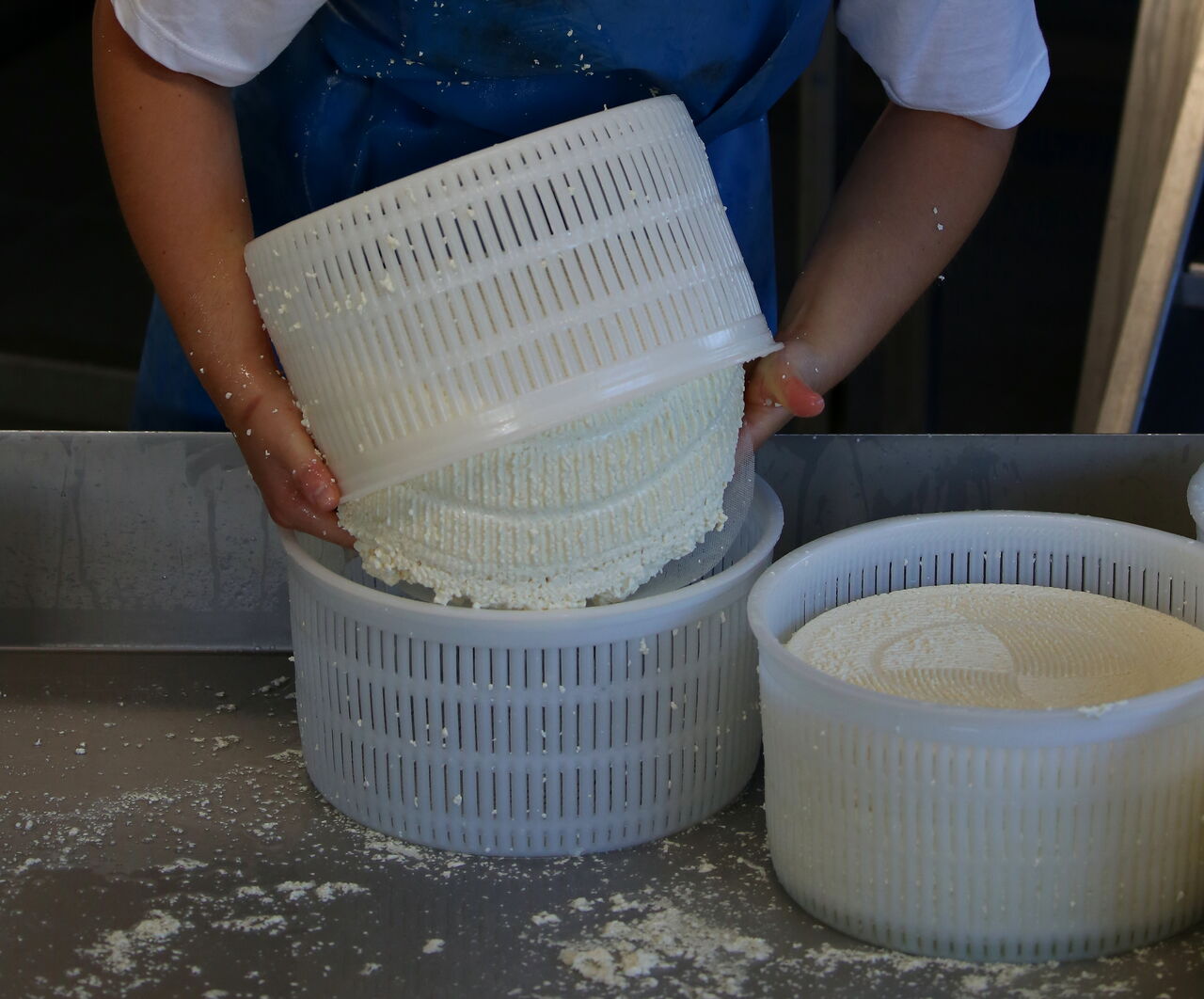 Retournement des fromages à la main