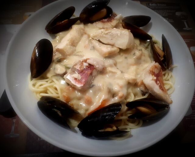 Spaghettis aux fruits de mer et poisson frais