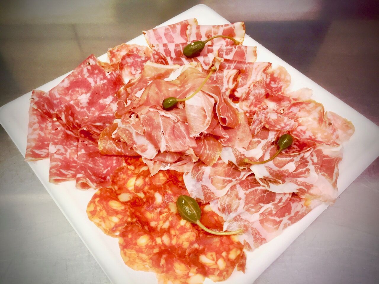 à déguster ! une assiette de charcuteries italiennes ;))