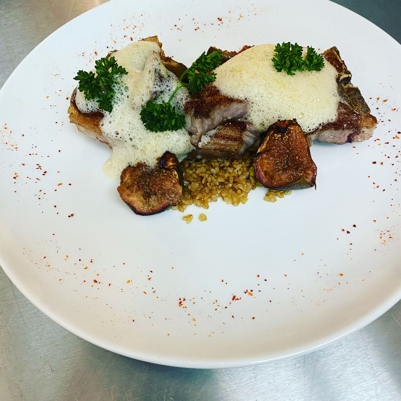 la cote d'agneau et son jus épicé, figue roti boulgour