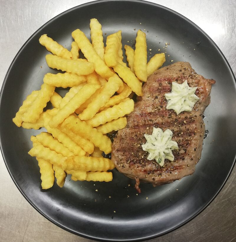 Zartes Argentinisches Rumpsteak 300g mit Texaspfeffer & Hausgemachter Kräuterbutter
dazu Pommes Frites