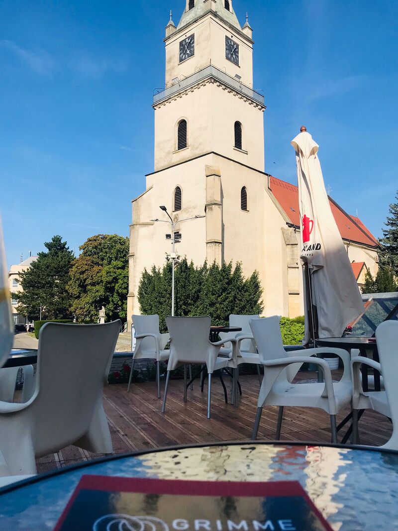 Kávičku si môžete vychutnať na našej letmej terase s výhľadom na kostol Sv. Michala