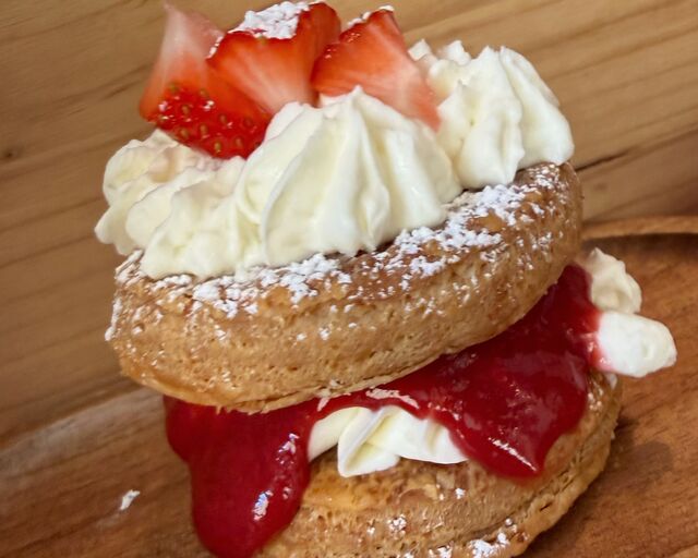 Millefoglie con cioccolato bianco e fragole 
