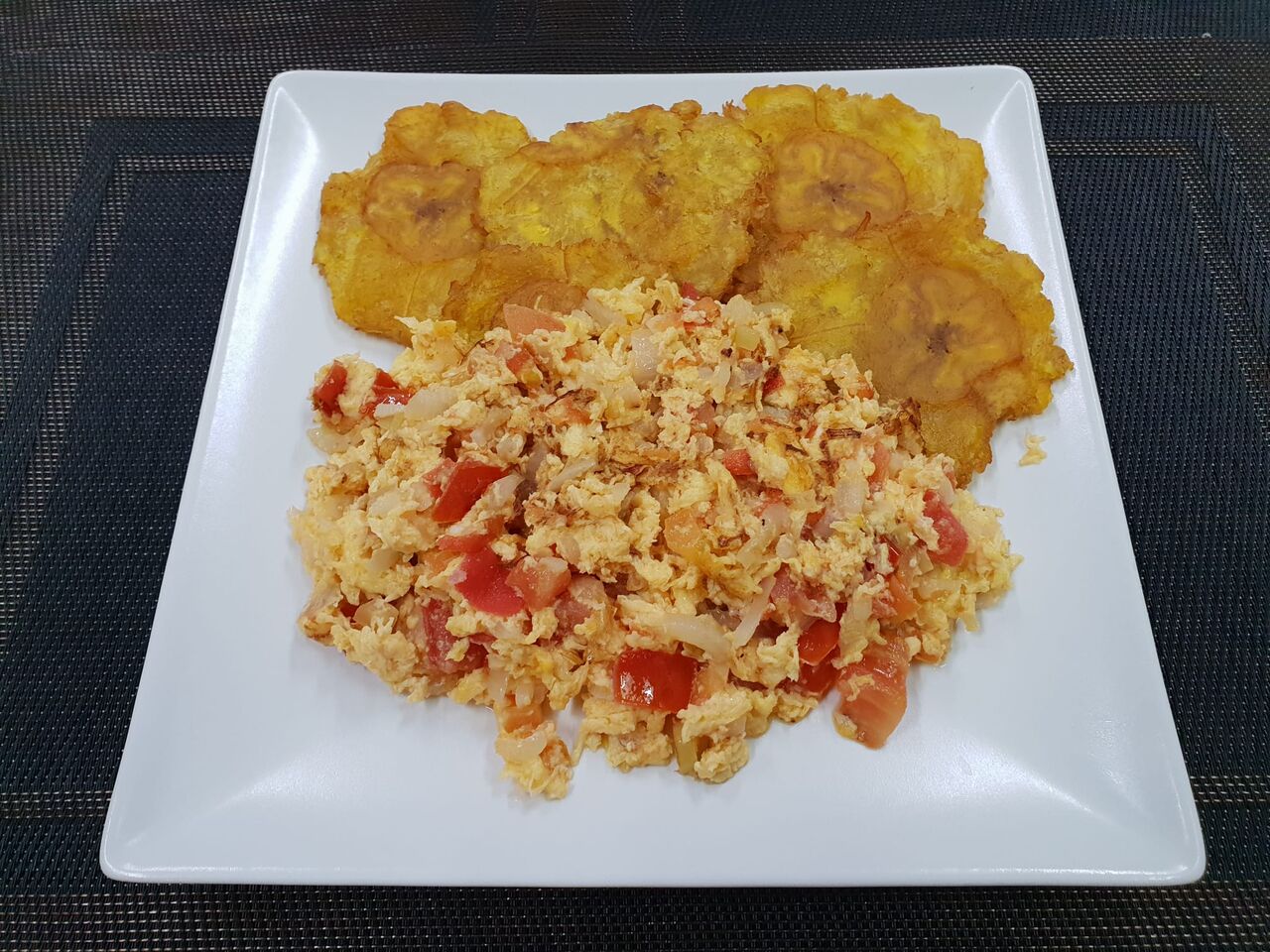 HUEVO PERICO CON PATACONES