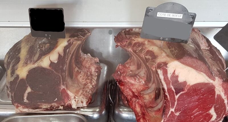 Côtes de bœuf fraîche et maturée à 21 jours à gauche. Possibilité de maturation à 30, 60 et 120 jours sur commande
