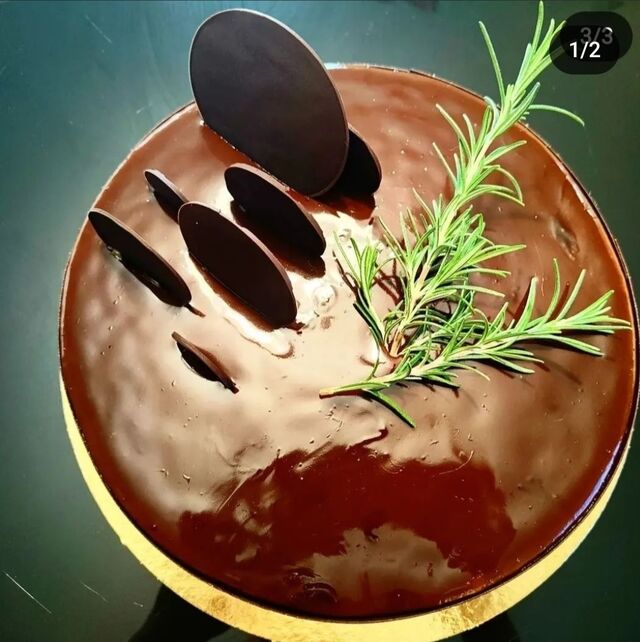 Entremet Mousse miel, pomme pochée au romarin insert fruits rouges et noix caramélisées 