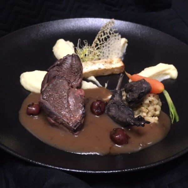 Pigeon en deux Cuissons aux cerises acidulées, Céleri en texture