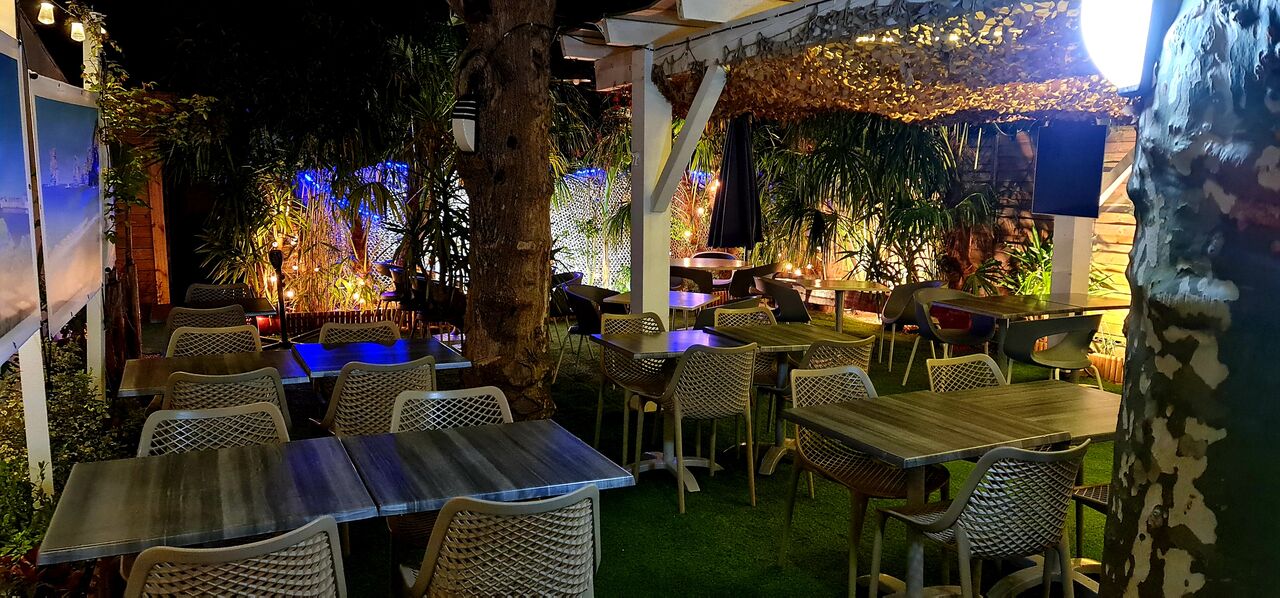 Jardin d'intérieur en soirée