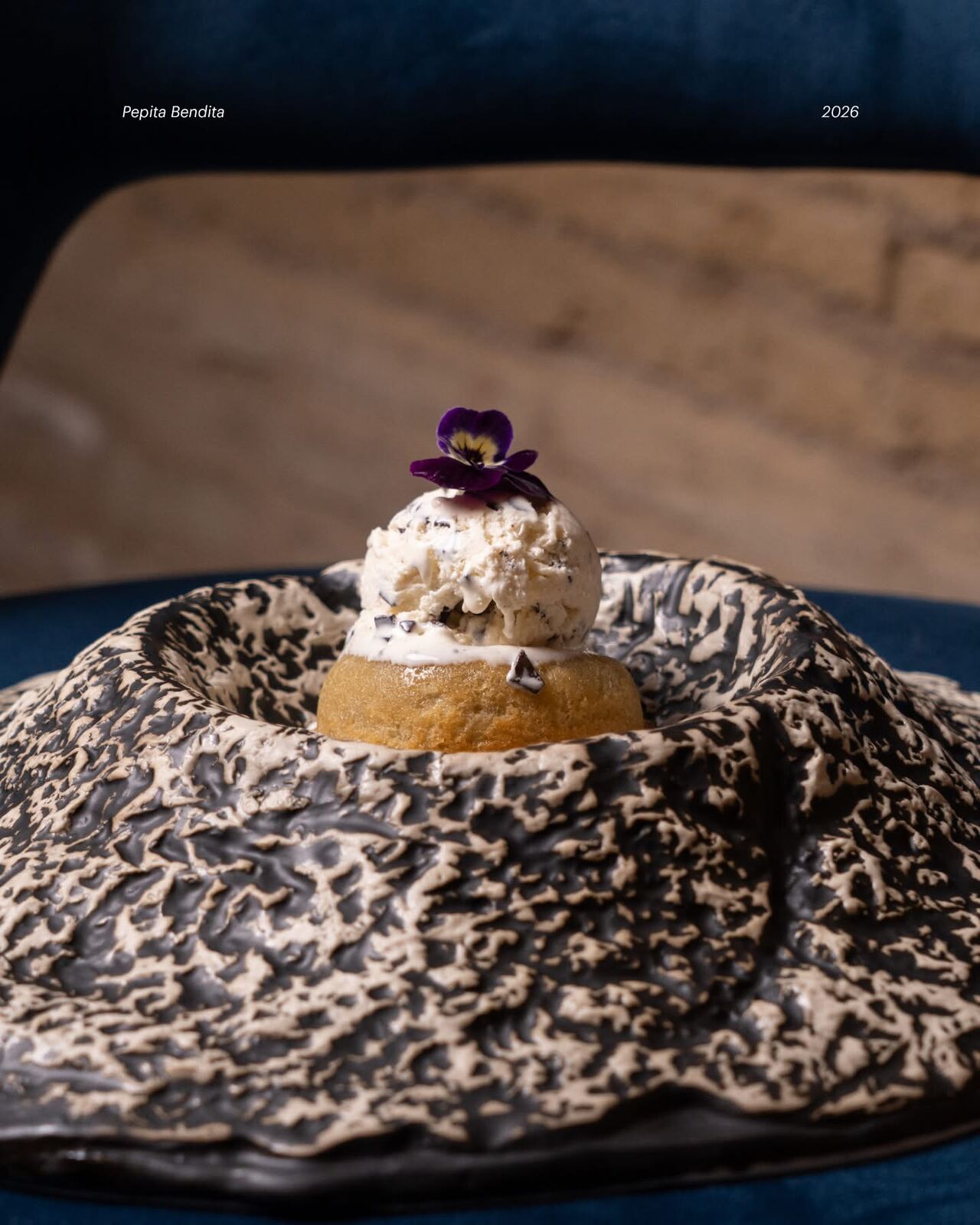 Volcán de pistacho y helado de chocolate blanco.