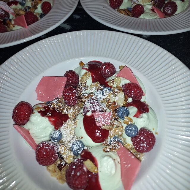 mousse pistache , framboises fraiches , crumble noisettes 