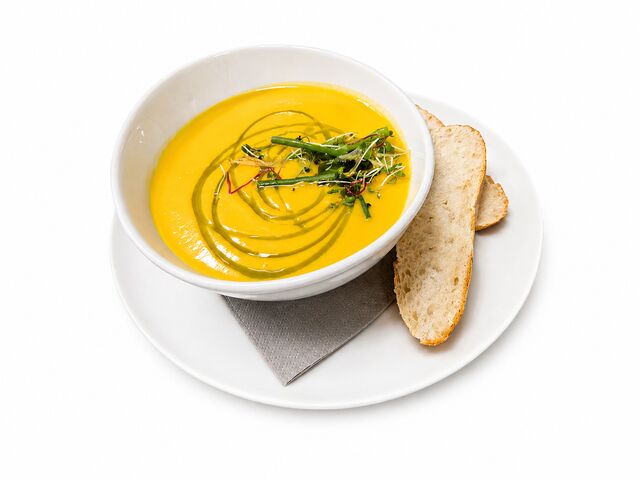 Vegane Karotten-Ingwer-Cremesuppe mit Petersilienöl und Baguette