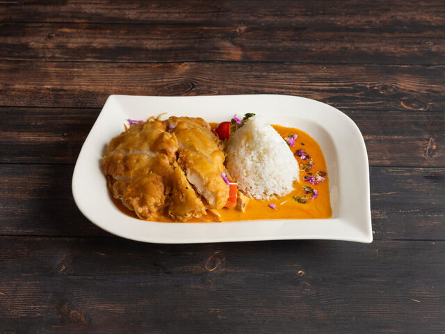 Crispy Chicken mit Thai Curry Sauce, Kräuter, Basilikum, Blüten