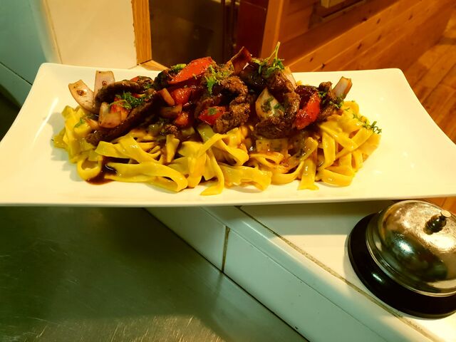TAGLIATELLES A LA HUANCAINA CON LOMO SALTADO TODO UN ITALO PERUANO