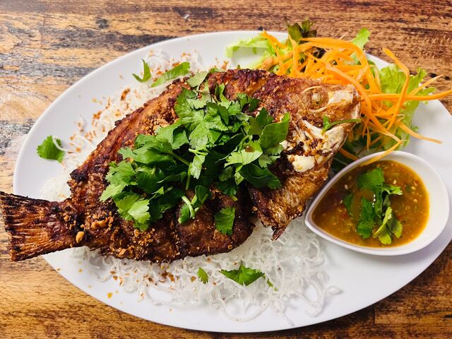 X9. Pla Tord Kratiam
Knusprige Tilapia (ganze Fisch) mit geröstete Knoblauch serviert mit Chili-Fischsoße.