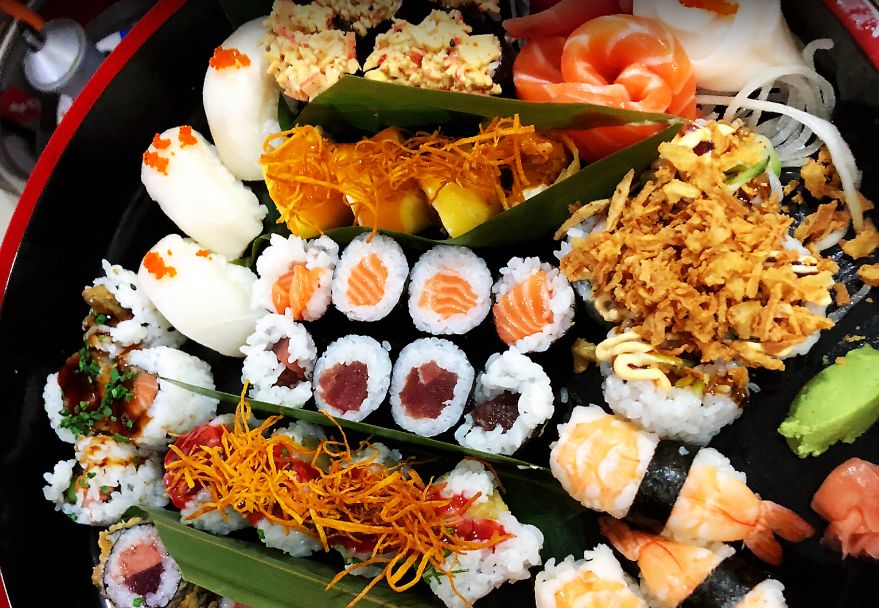  MENUS PARA ENTRE 3/4 PERSONAS
Contiene 50 piezas en total entre Rolls frio y Calientes . Una mixta excelente de SUSHI.