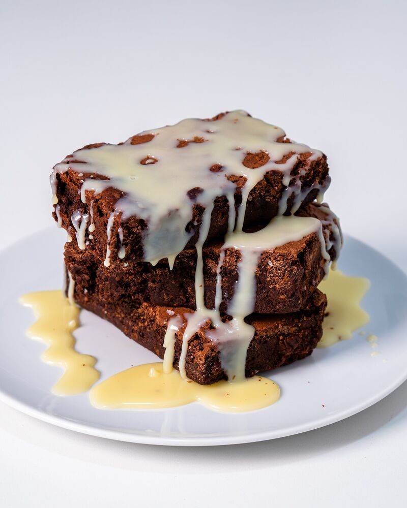 BROWNIE DE CHOCOLATE NEGRO CON SALSA DE CHOCOLATE BLANCO.