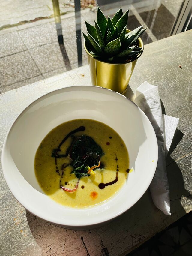 Juha od čičoke i poriluka. Čičoka je prebiotička kraljica, a poriluk sjajno nadopunjuje ovo genijalnu i prezdravu povrtnicu.