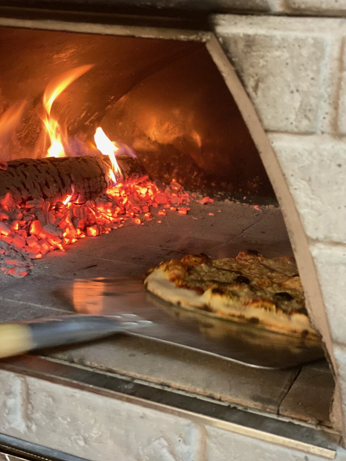 Pizza cuite au feu de bois