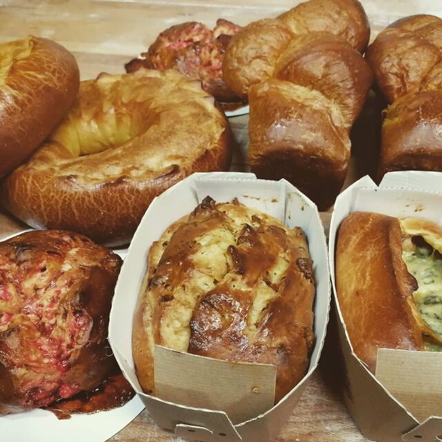 Brioche en folie. Praline, gratton, fourme d ambert, mouseline, couronne.