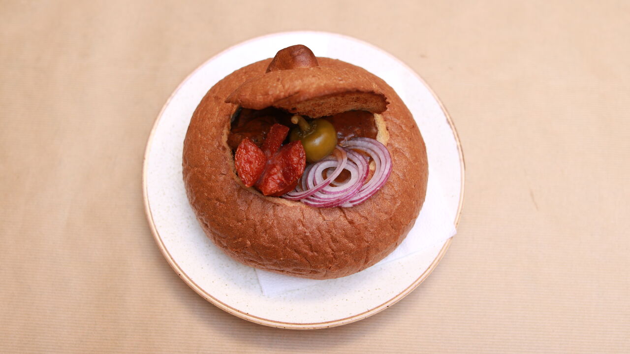 Guláš v chlebu s klobáskou, feferonky a cibulí