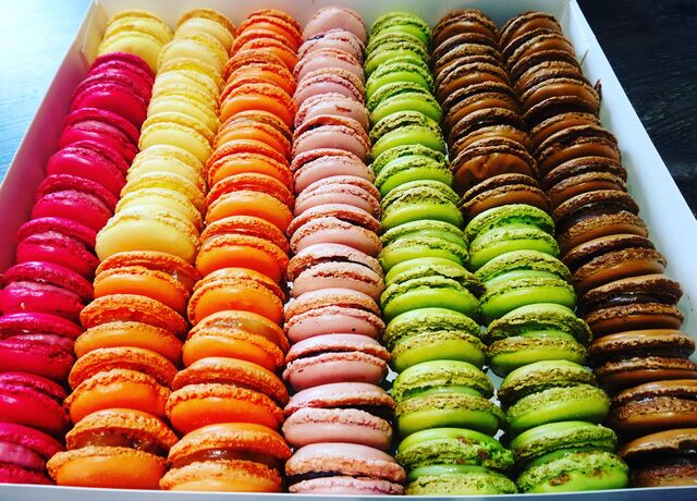 Macarons (framboises, citron, caramel, chocolat, café et pistache)